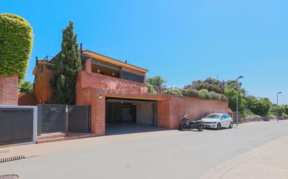 Vista exterior de Casa o xalet en venda en Caldes d'Estrac amb Terrassa, Piscina i Balcó