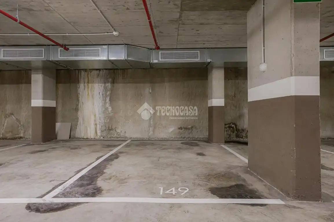Aparcament de Pis en venda en L'Hospitalet de Llobregat amb Traster i Balcó