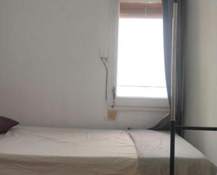 Bedroom of Flat to share in  Barcelona Capital  with Washing machine, TV and Internet