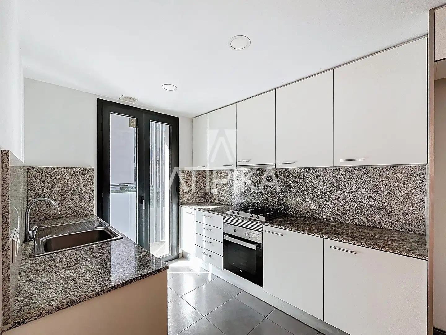 Kitchen of Flat for sale in L'Hospitalet de Llobregat  with Heating, Parquet flooring and Terrace