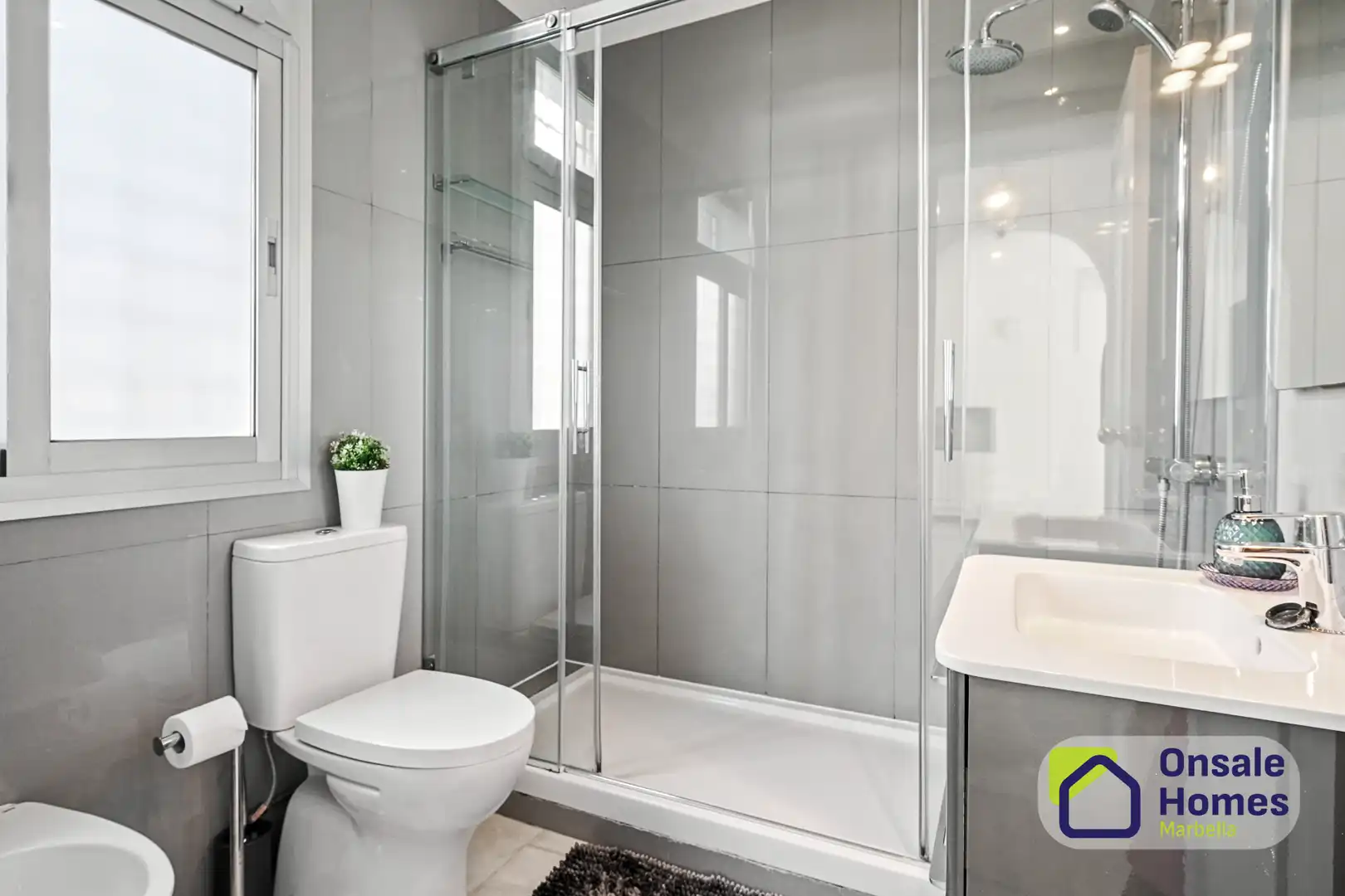 Baño de Casa o chalet en venta en Marbella con Aire acondicionado, Jardín privado y Terraza