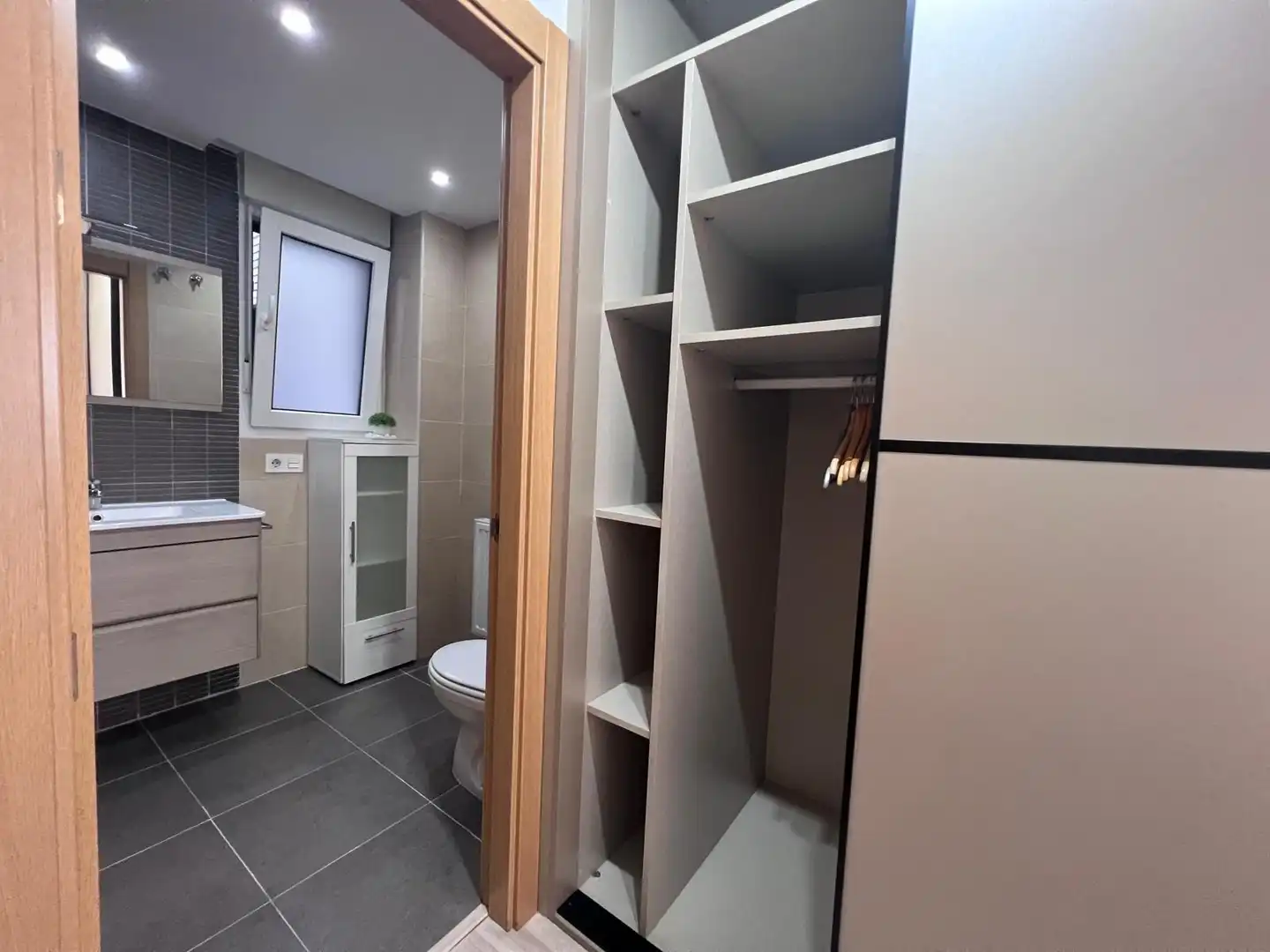 Baño de Piso de alquiler en Oviedo  con Calefacción, Terraza y Trastero
