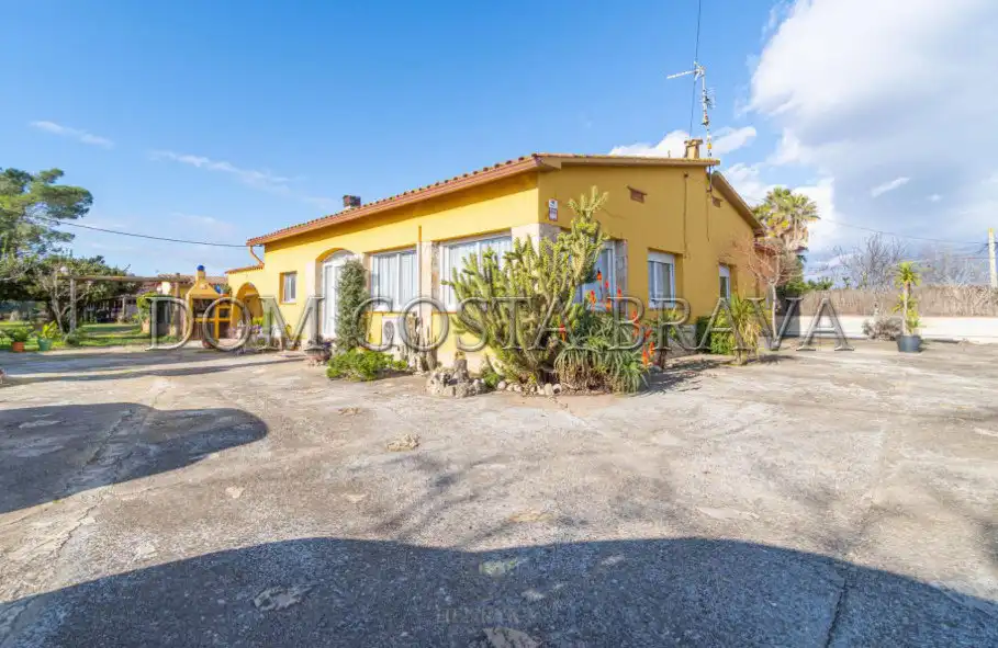 Vista exterior de Casa o xalet en venda en Viladamat amb Aire condicionat, Calefacció i Moblat