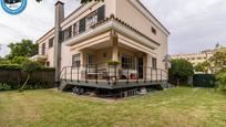 Vista exterior de Casa adosada en venda en Jerez de la Frontera amb Aire condicionat, Jardí privat i Parquet