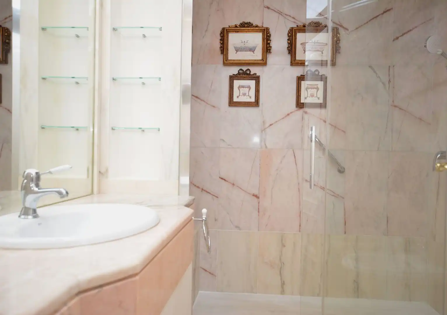 Baño de Apartamento en venta en Marbella con Terraza, Trastero y Amueblado
