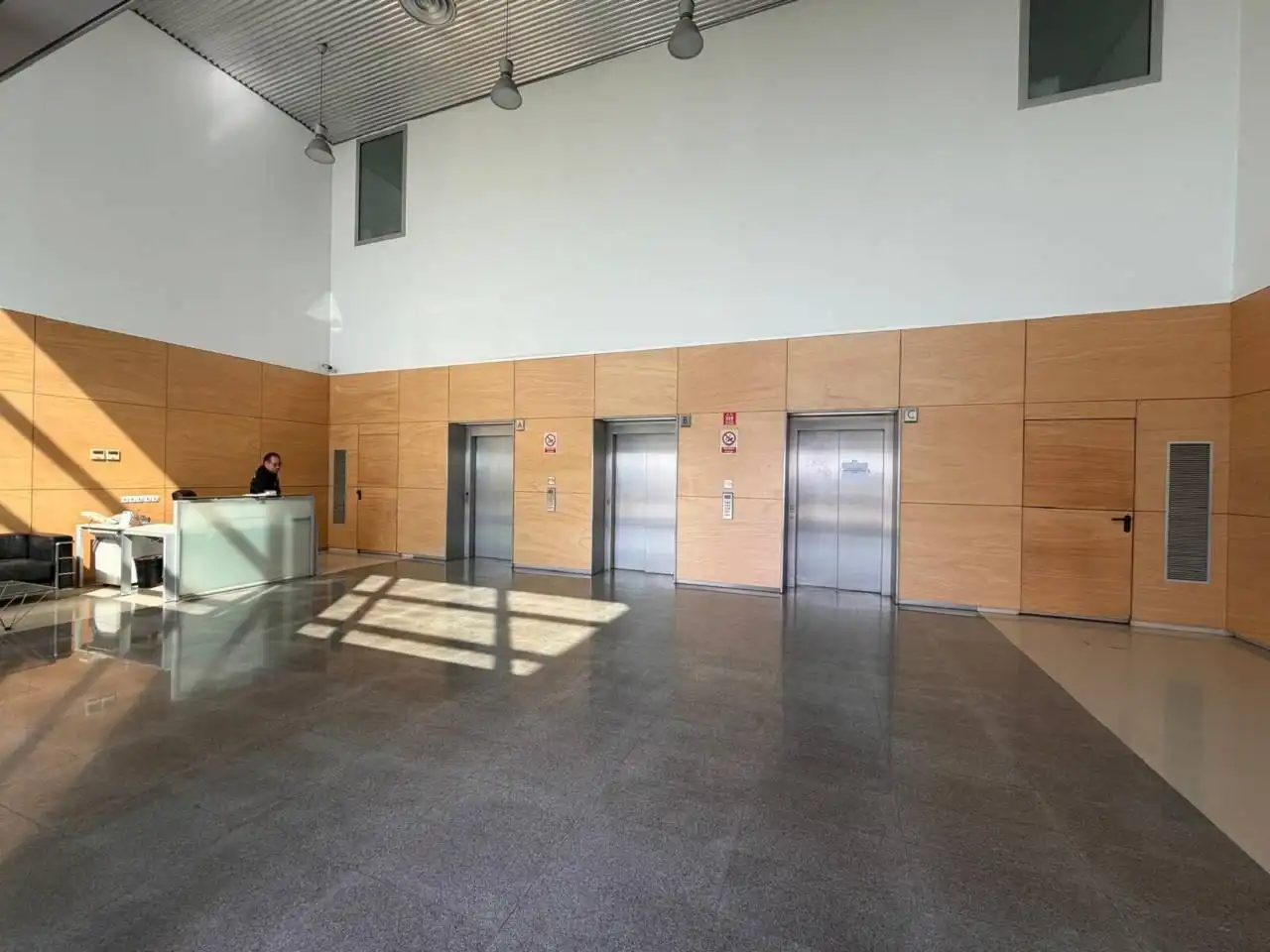 Büro zur Miete in Badalona mit Klimaanlage, Heizung und Alarm