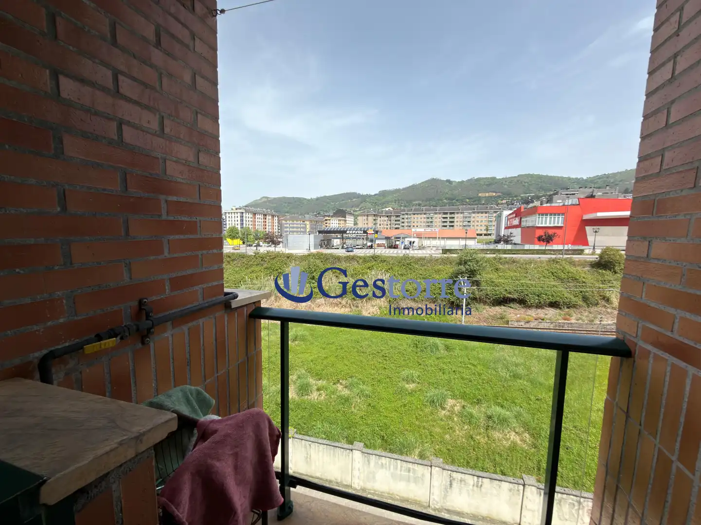 Vista exterior de Pis de lloguer en Oviedo  amb Calefacció, Parquet i Terrassa