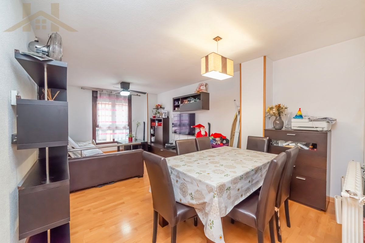 Comedor de Piso en venta en Parla con Calefacción y Amueblado