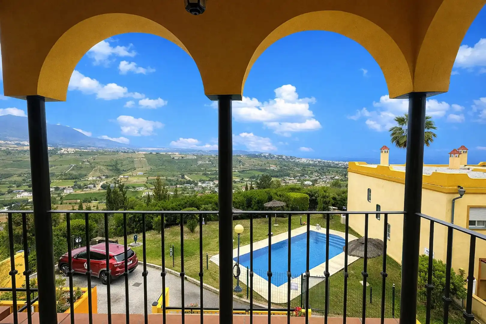 Außenansicht von Einfamilien-Reihenhaus zum Verkauf in Manilva mit Klimaanlage, Terrasse und Schwimmbad