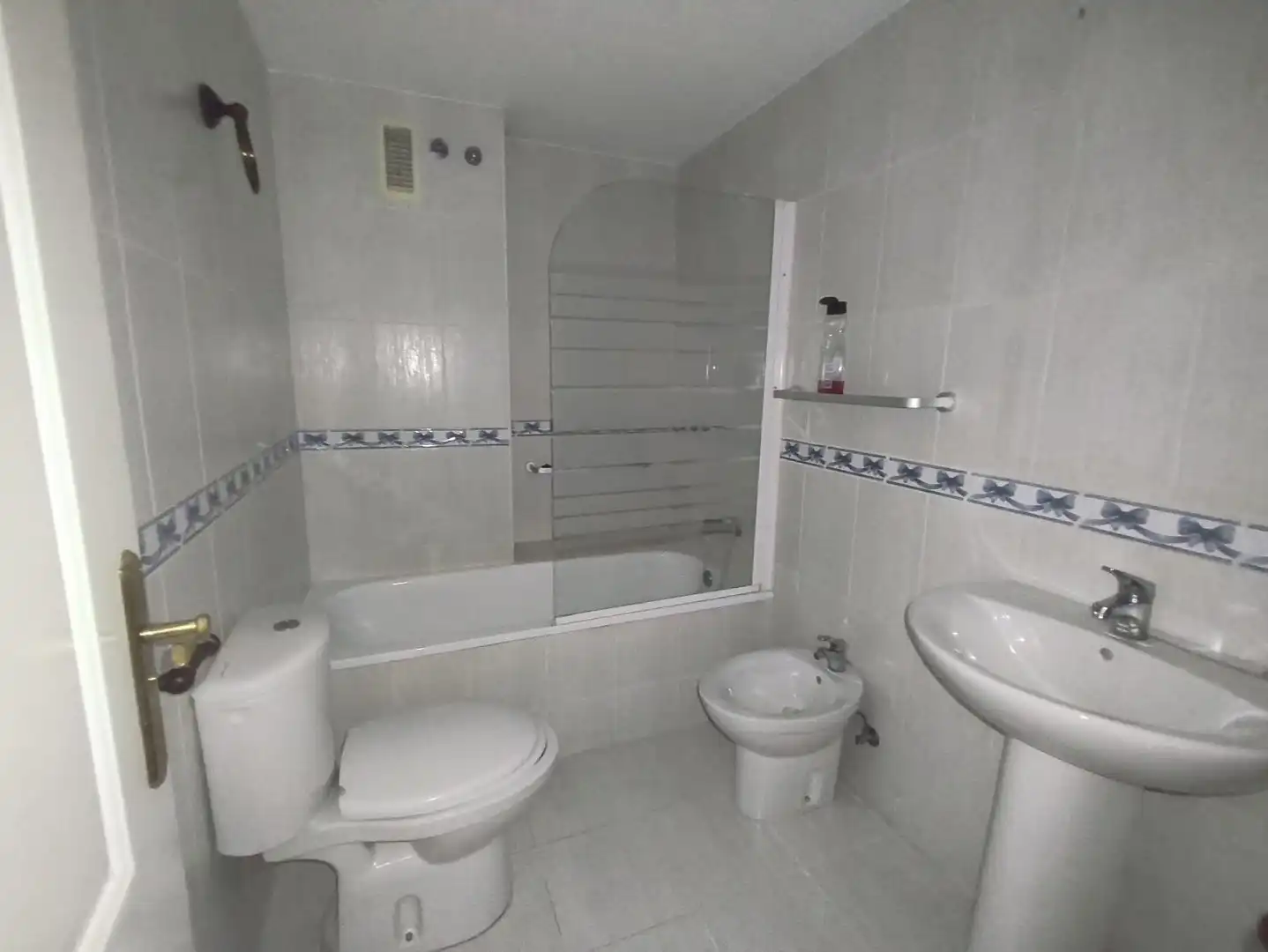 Badezimmer von Wohnungen zum Verkauf in Fuengirola mit Klimaanlage, Heizung und Privatgarten