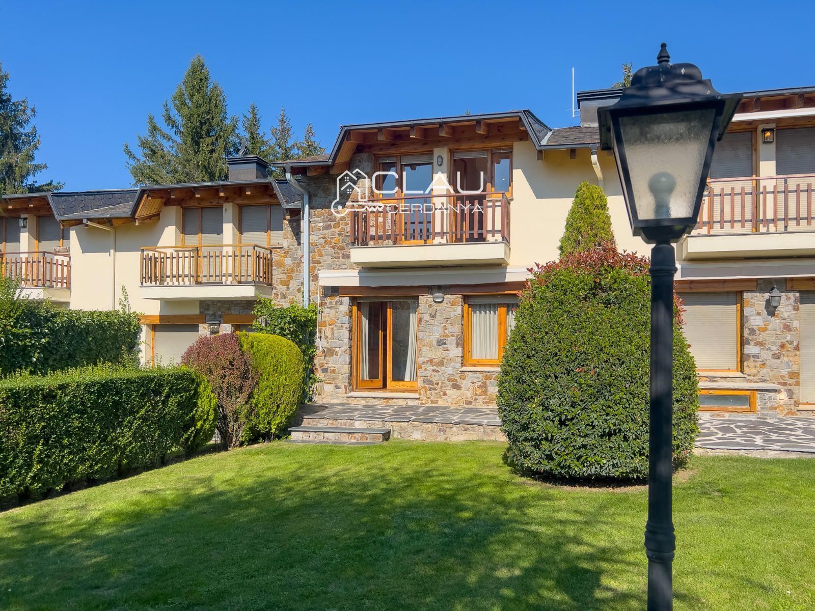 Vista exterior de Casa adosada de lloguer en Alp amb Calefacció, Jardí privat i Parquet
