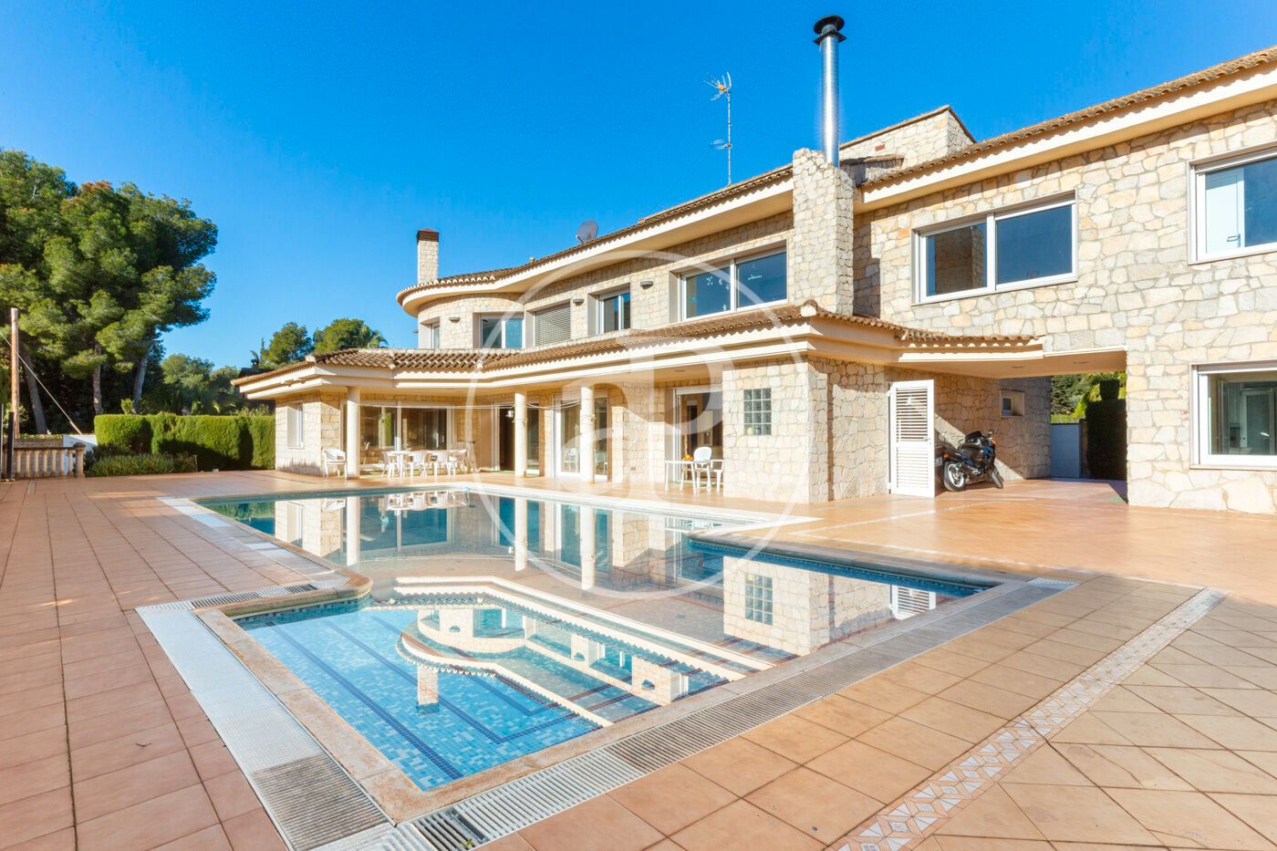 Exterior view of House or chalet for sale in Serra  with Air Conditioner, Heating and Private garden