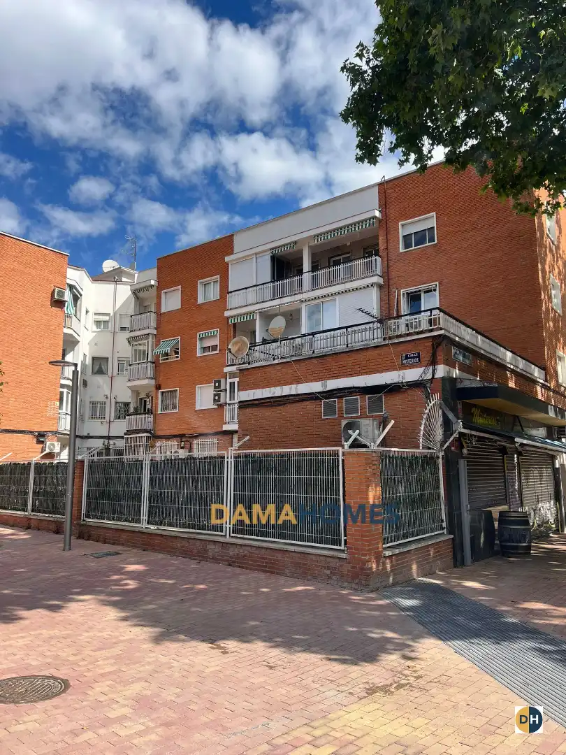 Außenansicht von Wohnung zum Verkauf in Madrid mit Heizung, Parkett und Terrasse