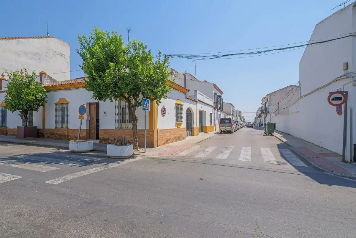 Vista exterior de Casa adosada en venda en Pilas amb Calefacció, Terrassa i Balcó