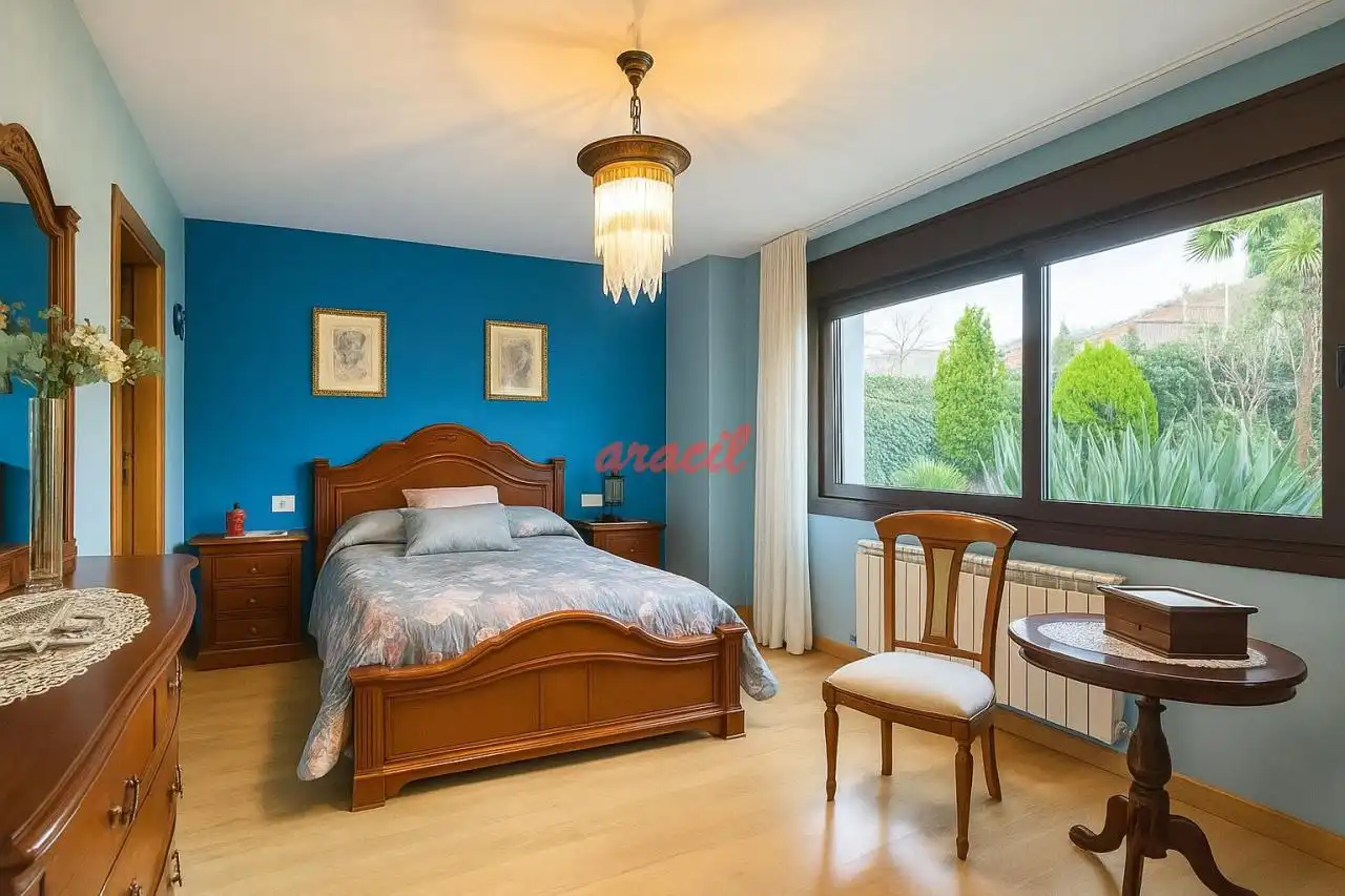 Habitación de Casa o chalet en venta en Ourense Capital  con Calefacción, Jardín privado y Terraza