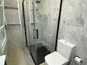 Baño de Piso de alquiler en Gijón  con Calefacción, Parquet y Amueblado