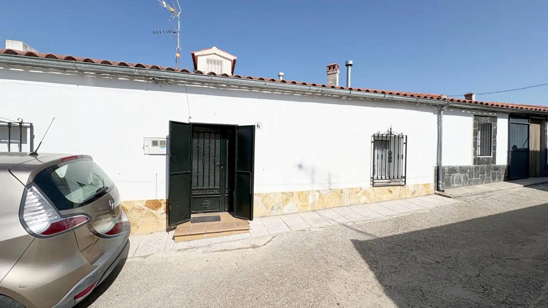 Vista exterior de Casa o xalet en venda en Pedrosillo de los Aires amb Calefacció i Moblat