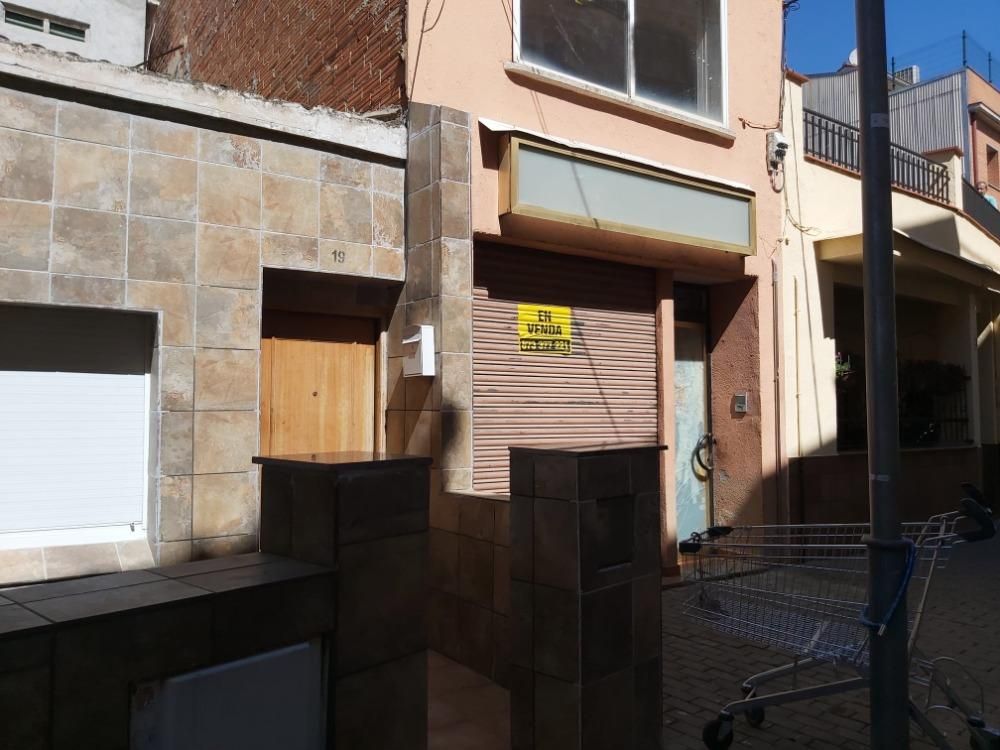 Vista exterior de Local en venda en Canovelles