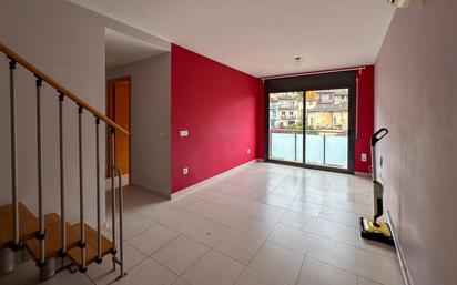 Sala d'estar de Dúplex en venda en Olot amb Aire condicionat, Terrassa i Balcó