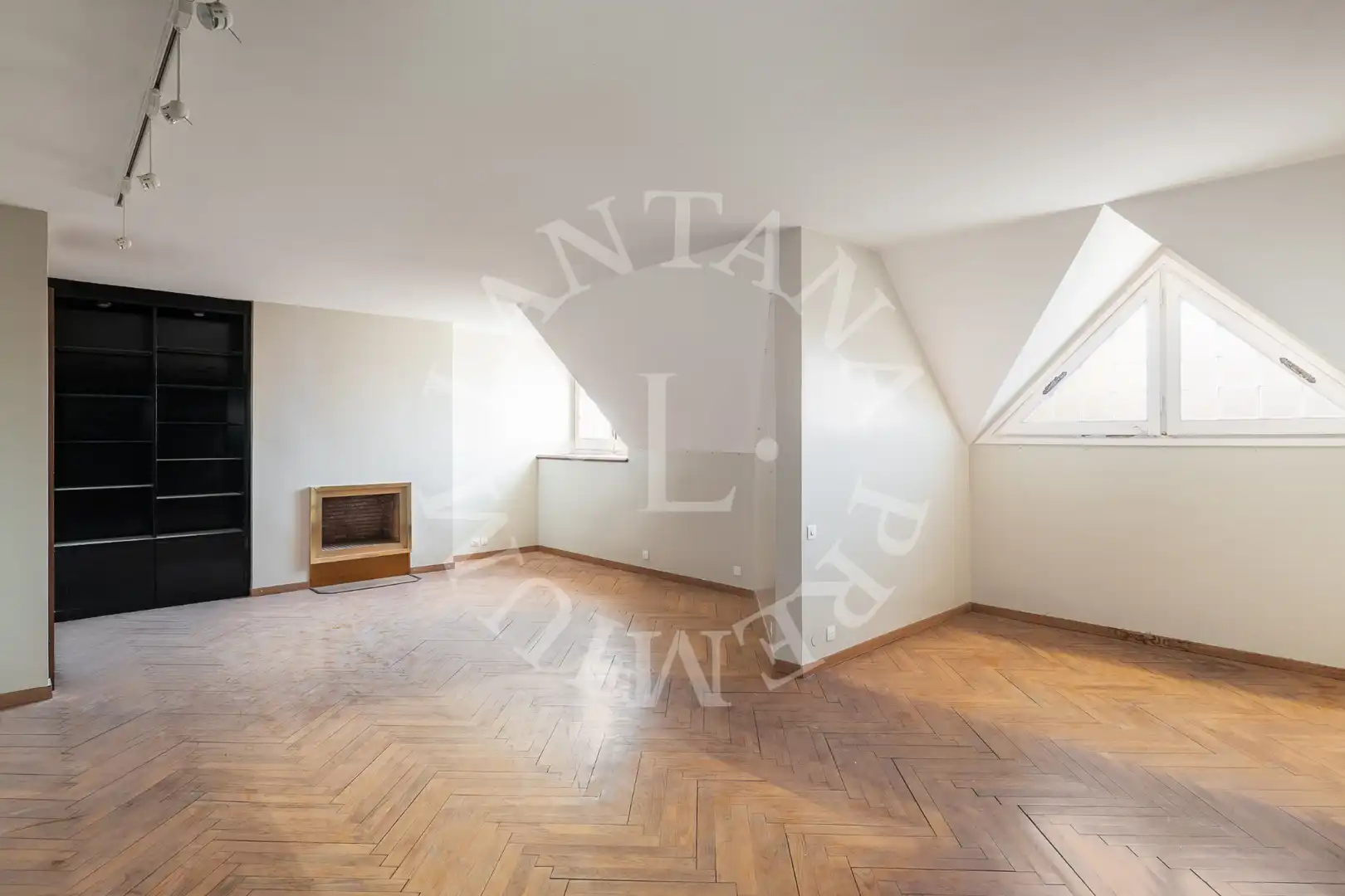 Dachboden zum Verkauf in Barcelona mit Heizung, Parkett und Terrasse