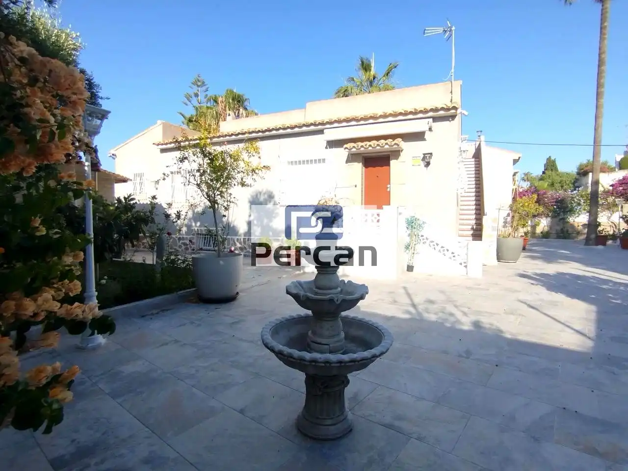 Vista exterior de Casa o xalet en venda en El Campello amb Aire condicionat, Jardí privat i Terrassa