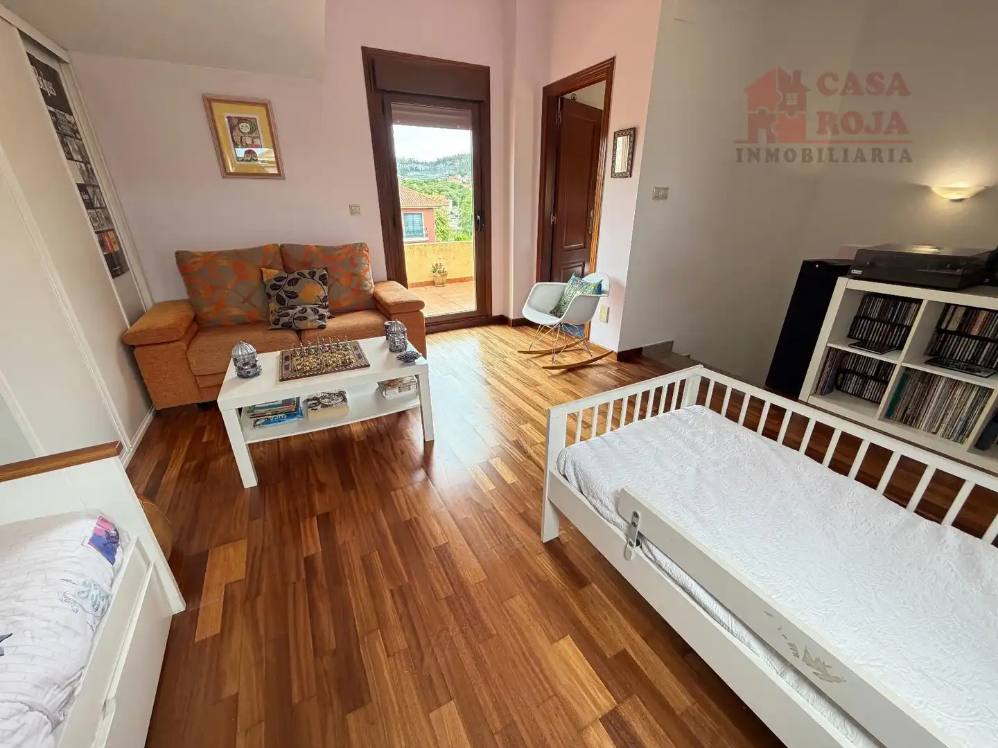 Sala d'estar de Casa adosada en venda en Cangas  amb Calefacció, Parquet i Traster