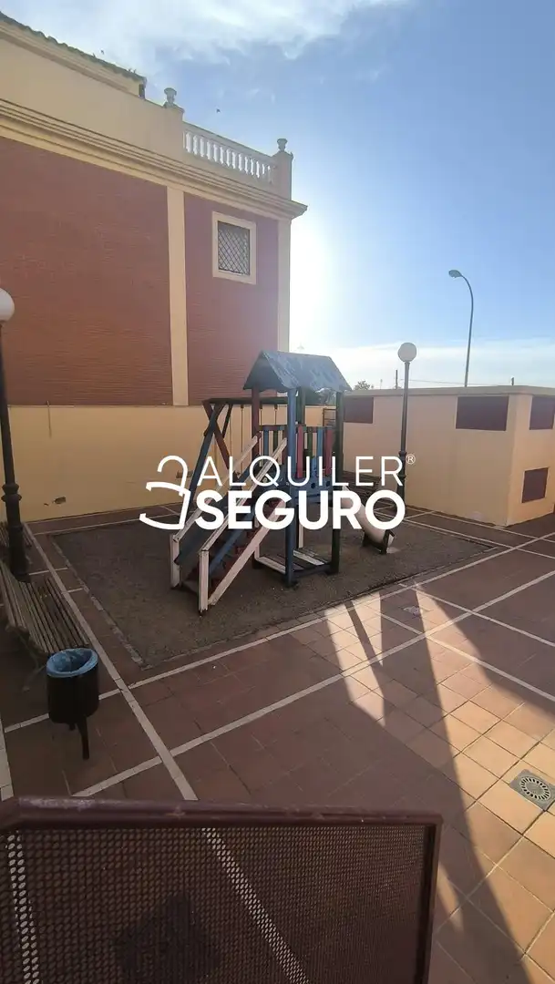 Parking de Piso de alquiler en Dos Hermanas con Aire acondicionado, Piscina y Amueblado