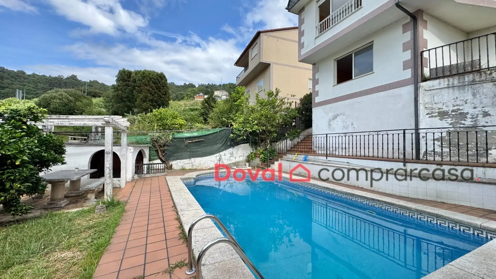 Vista exterior de Casa o xalet en venda en Redondela amb Calefacció, Traster i Piscina