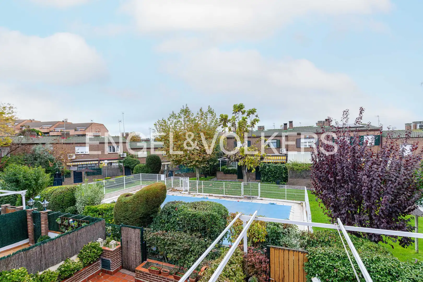 Vista exterior de Casa o xalet en venda en Majadahonda amb Aire condicionat, Calefacció i Jardí privat