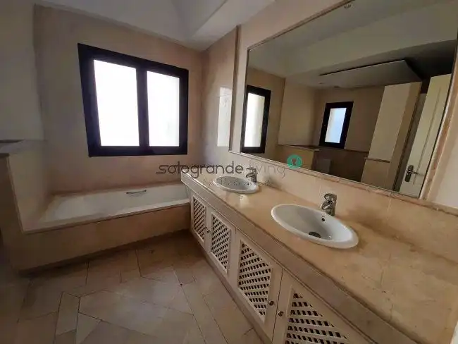 Bany de Apartament de lloguer en Sotogrande amb Aire condicionat, Calefacció i Terrassa