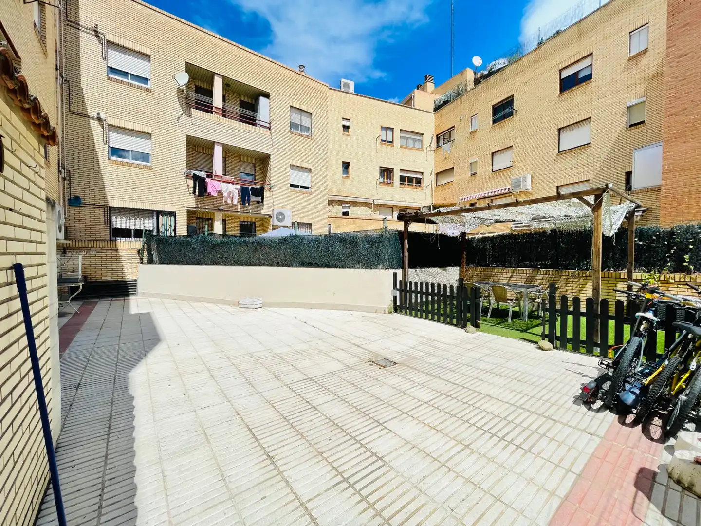 Vista exterior de Piso en venta en Zaragoza con Aire acondicionado, Calefacción y Jardín privado
