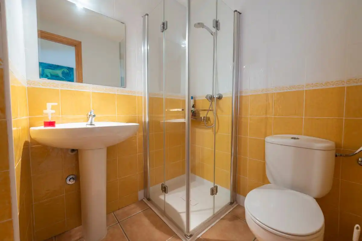 Baño de Casa adosada en venta en Sant Antoni de Portmany con Aire acondicionado, Calefacción y Jardín privado