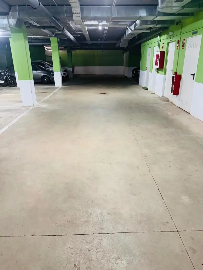 Aparcament de Planta baixa en venda en Málaga amb Aire condicionat, Jardí privat i Terrassa