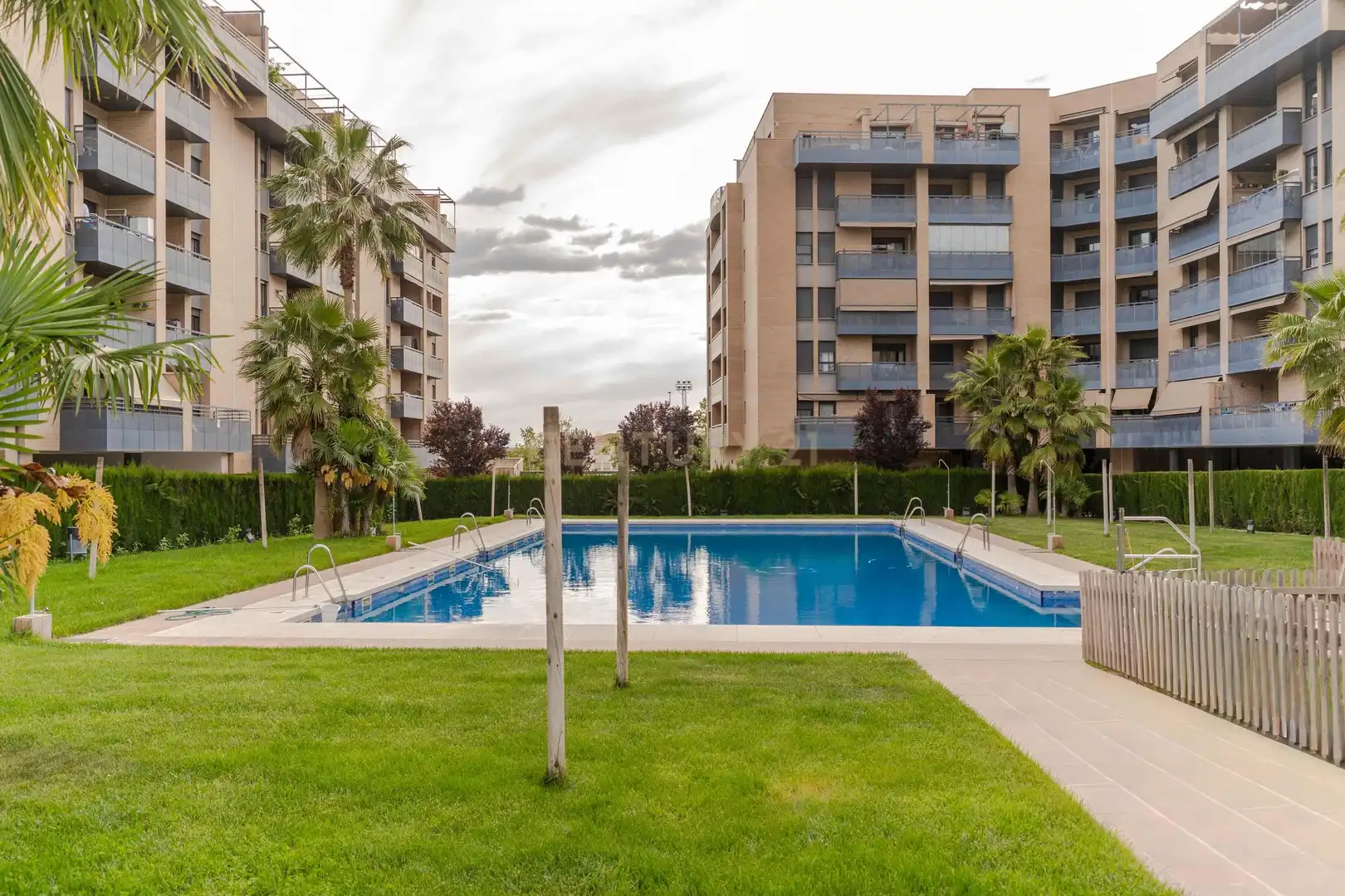 Piscina de Piso en venta en Granada con Jardín privado, Trastero y Piscina comunitaria