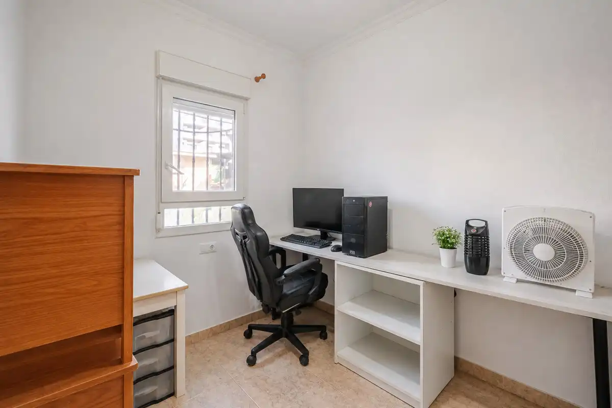 Habitación de Casa adosada en venta en Torrevieja con Aire acondicionado, Calefacción y Jardín privado