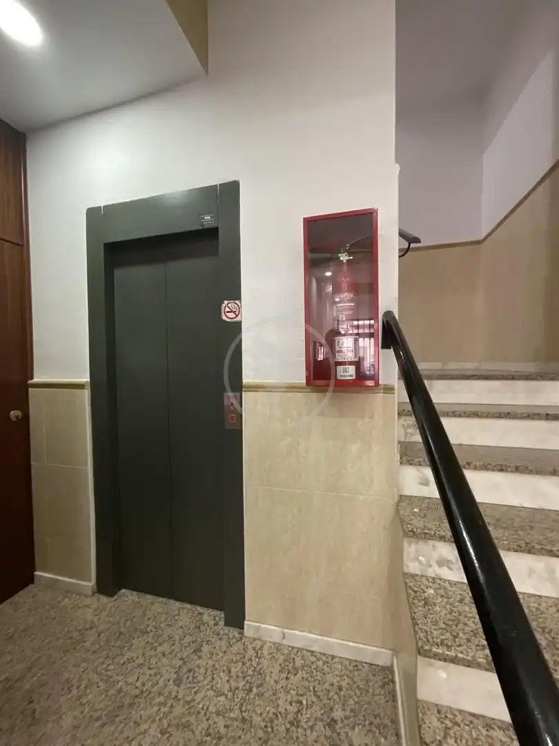 Wohnung zum Verkauf in Linares mit Klimaanlage, Terrasse und Möbliert