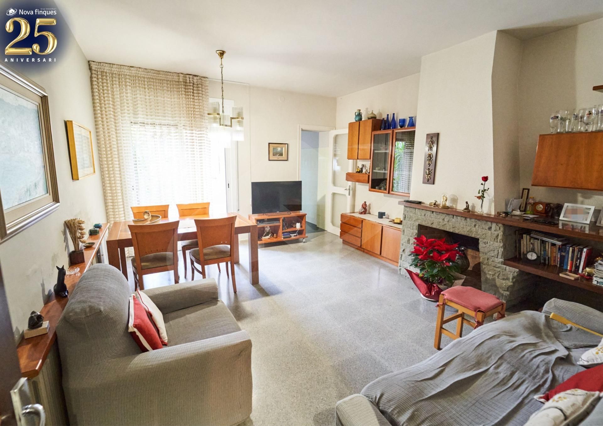 Sala d'estar de Casa adosada en venda en Castellar del Vallès amb Calefacció i Jardí privat