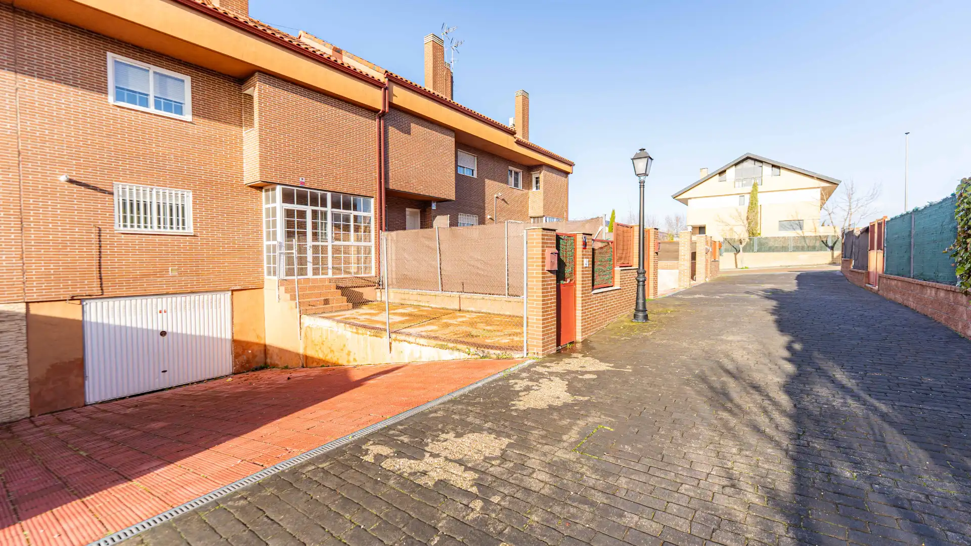 Vista exterior de Casa adosada en venta en Arroyomolinos (Madrid) con Calefacción, Parquet y Terraza