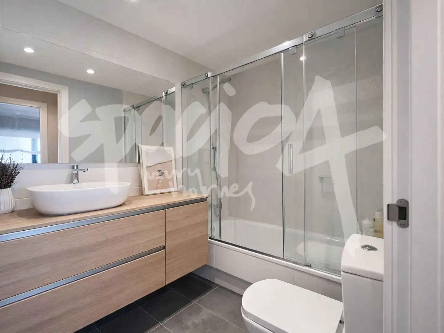 Bathroom of Flat for sale in Madrid  with Heating, Private garden and Storage room