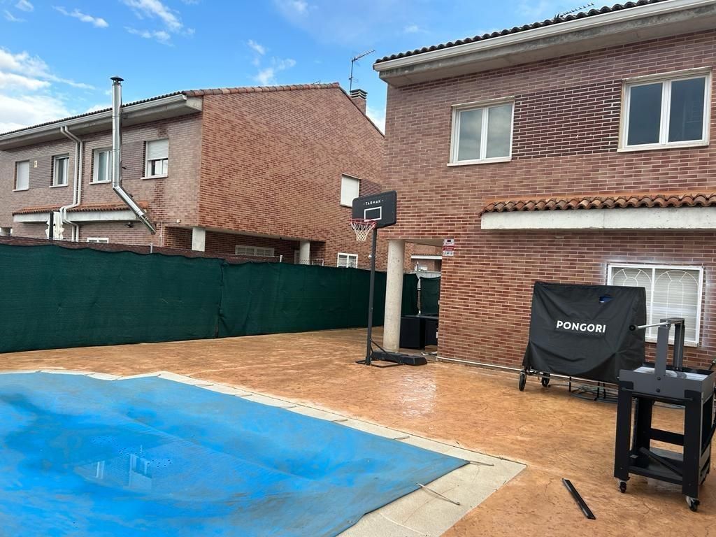 Piscina de Casa adosada de alquiler en Pioz con Calefacción y Piscina