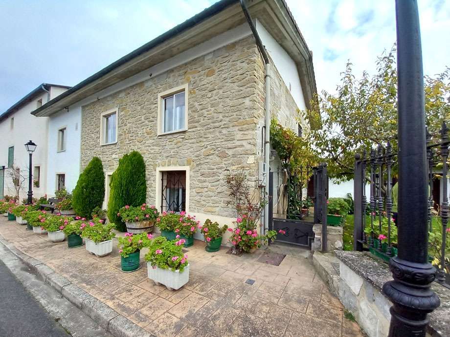 Vista exterior de Casa o xalet en venda en Vitoria - Gasteiz amb Calefacció, Jardí privat i Moblat