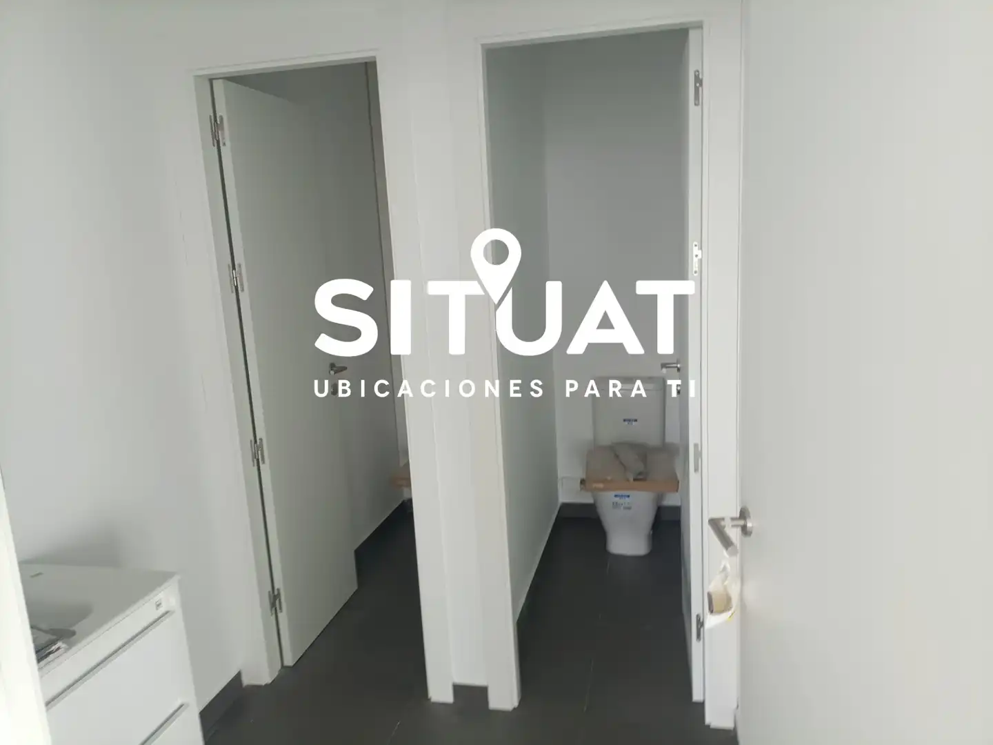 Baño de Oficina de alquiler en L'Hospitalet de Llobregat con Aire acondicionado, Calefacción y Alarma