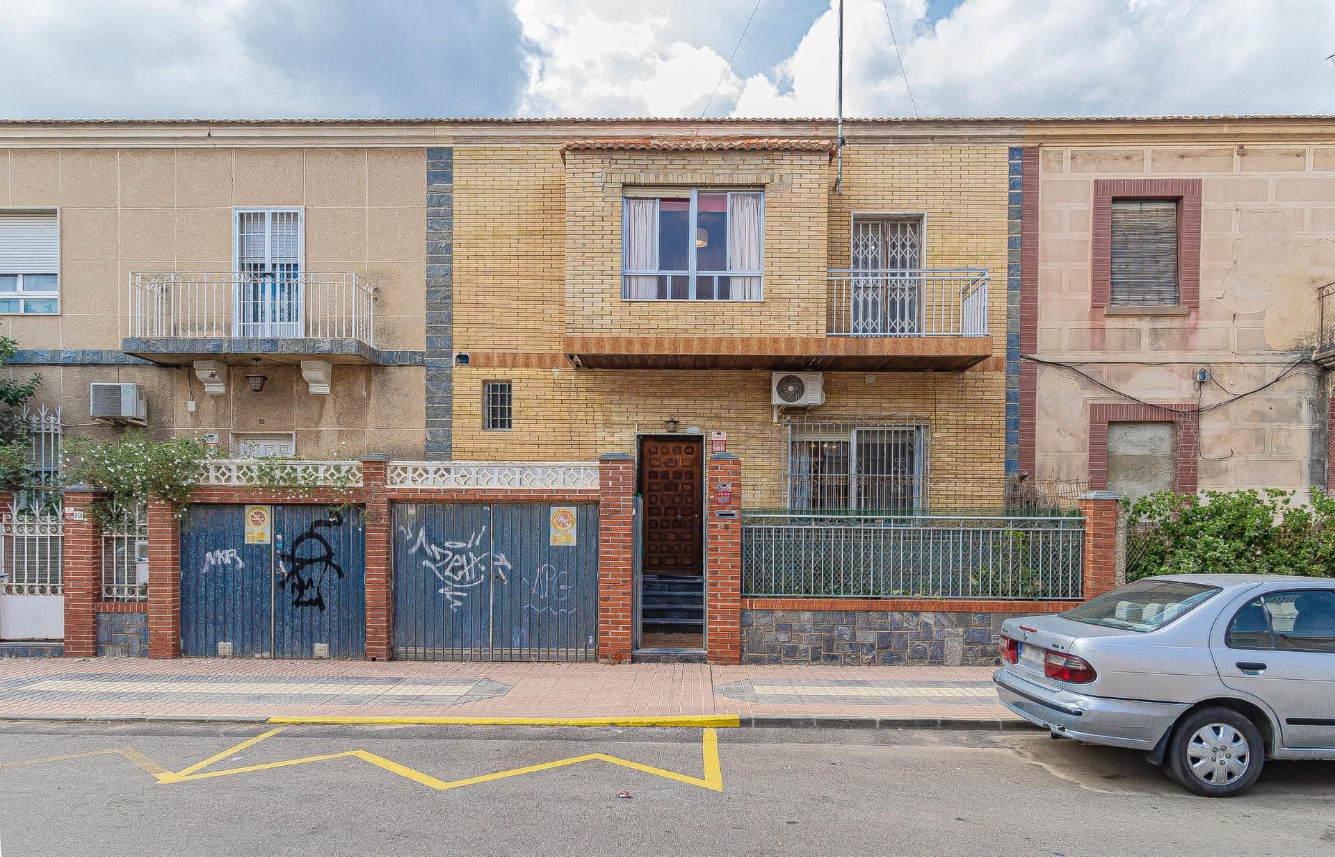 Vista exterior de Casa adosada en venda en Cartagena amb Jardí privat, Traster i Balcó