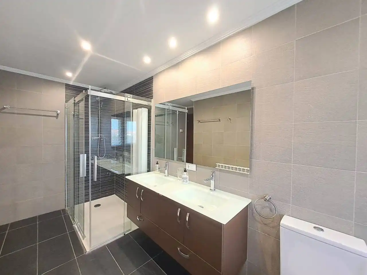 Baño de Casa adosada en venta en Castrillo del Val con Calefacción, Jardín privado y Parquet