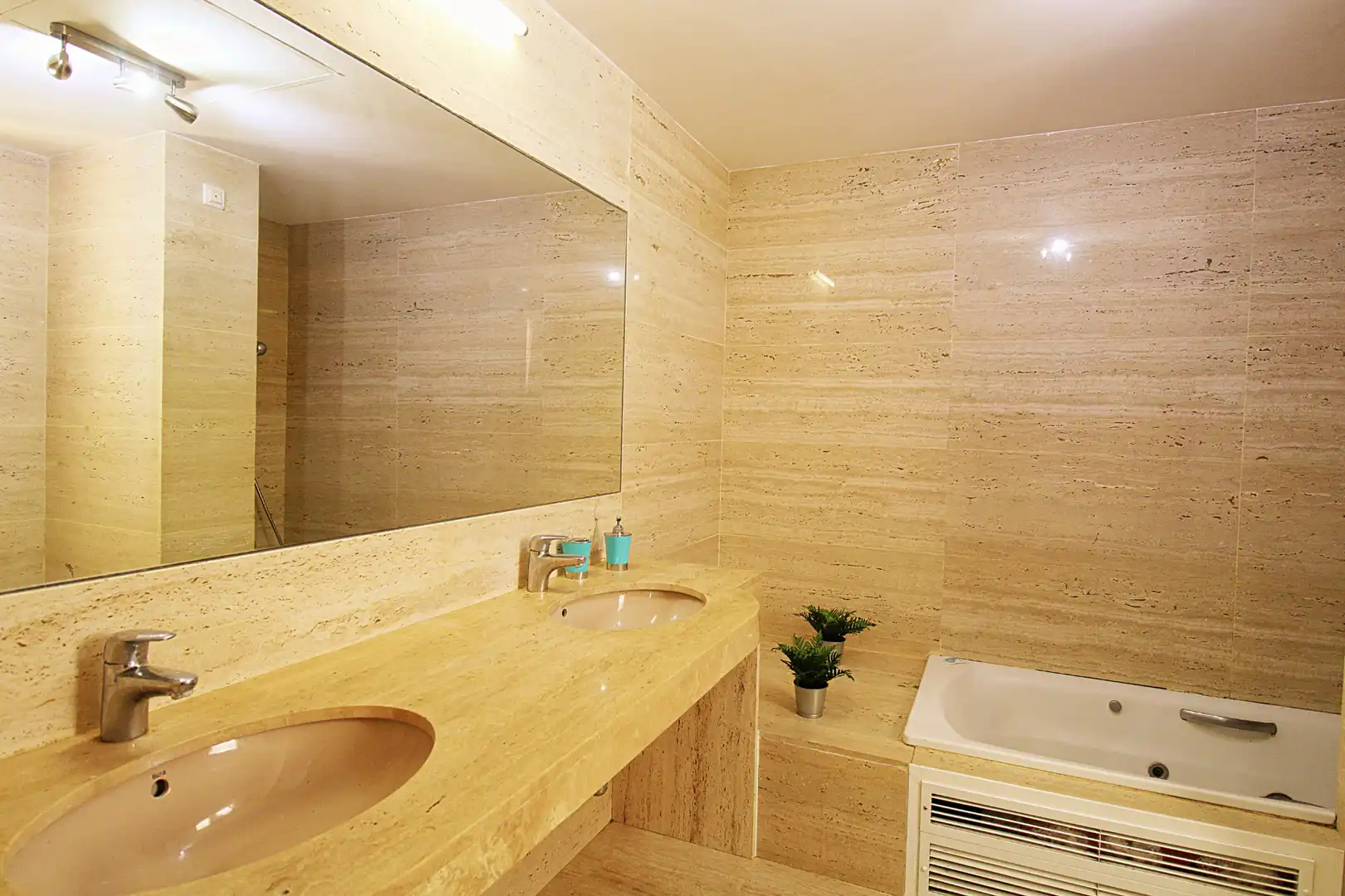 Baño de Piso en venta en Alhaurín de la Torre con Aire acondicionado, Terraza y Piscina comunitaria
