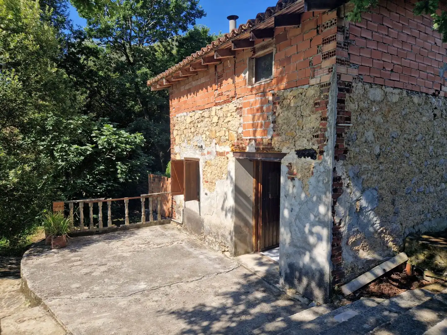 Vista exterior de Casa o xalet en venda en Camargo amb Terrassa, Traster i Balcó