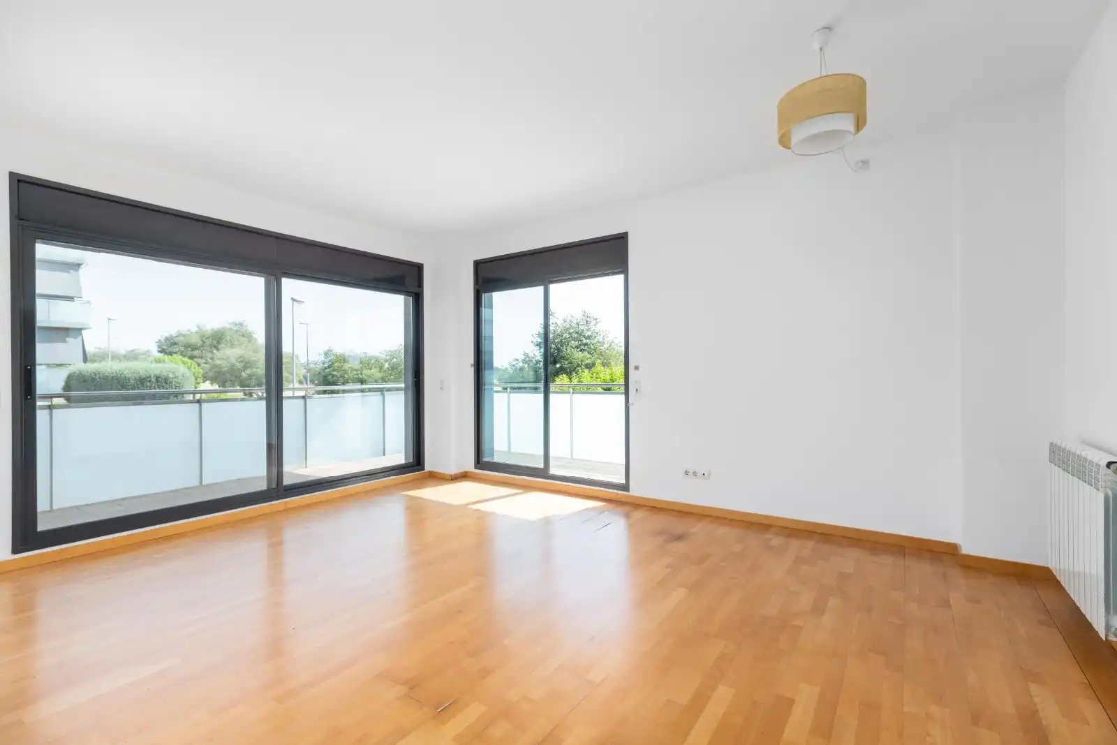 Sala d'estar de Pis en venda en Parets del Vallès amb Calefacció, Jardí privat i Parquet