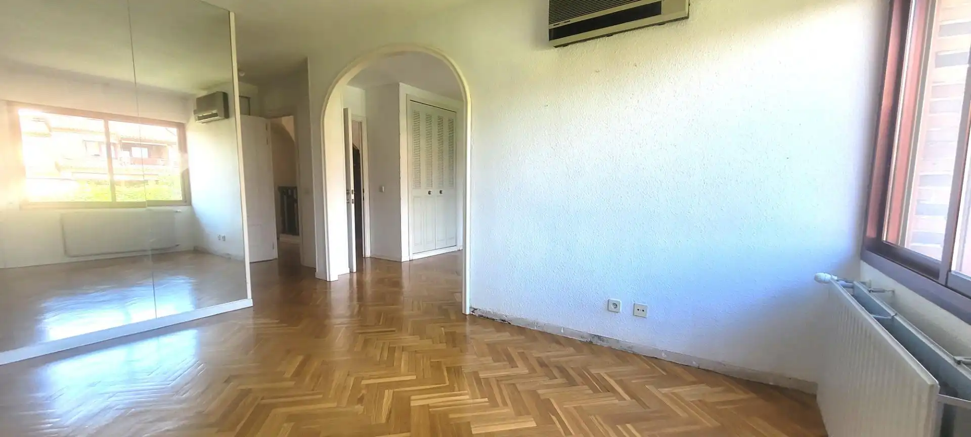 Sala d'estar de Casa adosada de lloguer en Majadahonda amb Calefacció, Jardí privat i Parquet