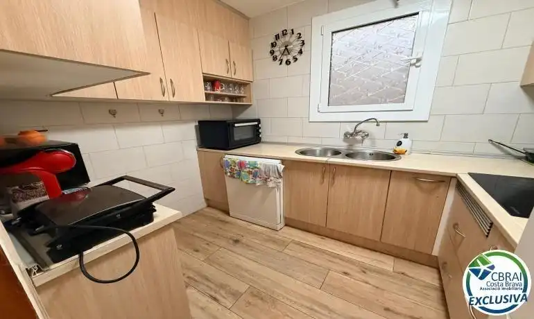 Cuina de Apartament en venda en Roses amb Aire condicionat, Calefacció i Jardí privat