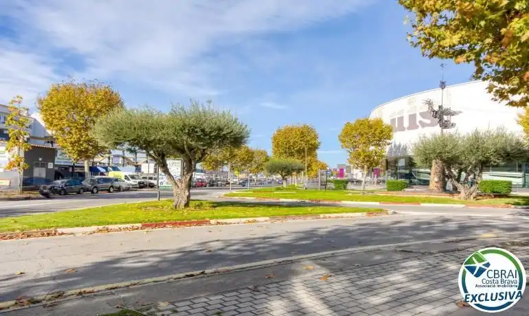 Vista exterior de Estudi en venda en Empuriabrava amb Aire condicionat i Moblat